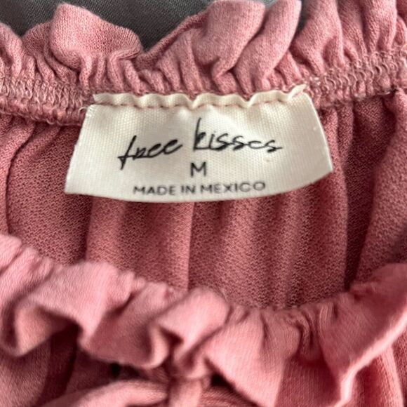 đFreeâKissesâ
Off-the-shoulder CropâTop - Picture 5 of 8